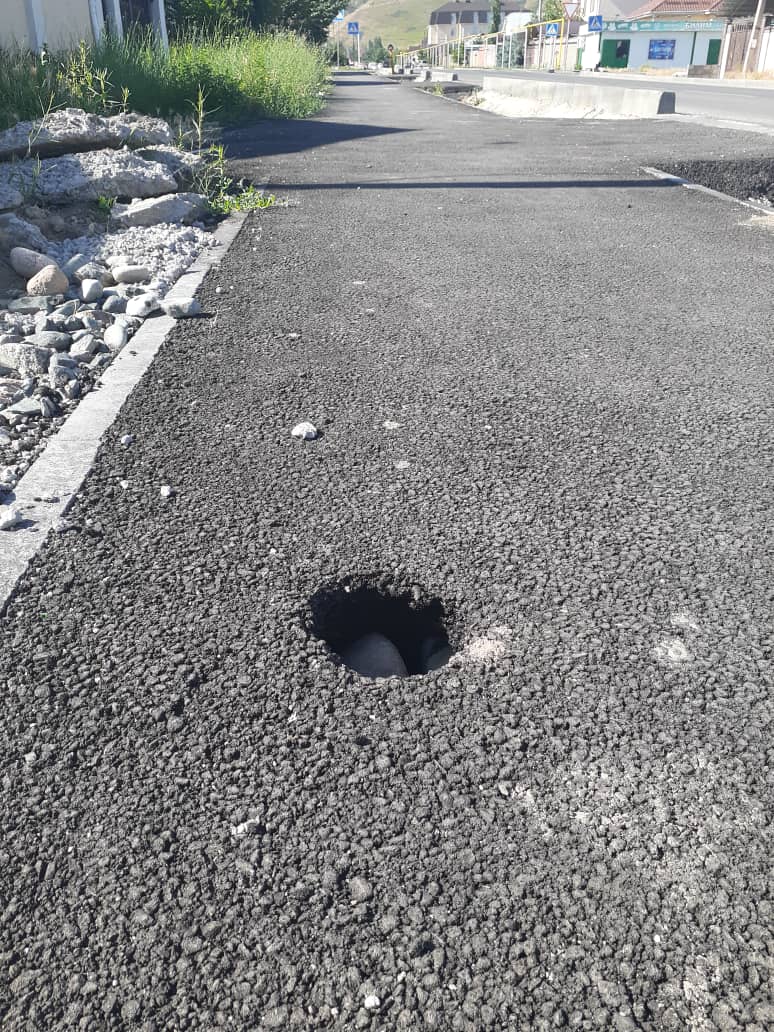Тротуар отремонтировали два месяца назад, а уже появилась дыра