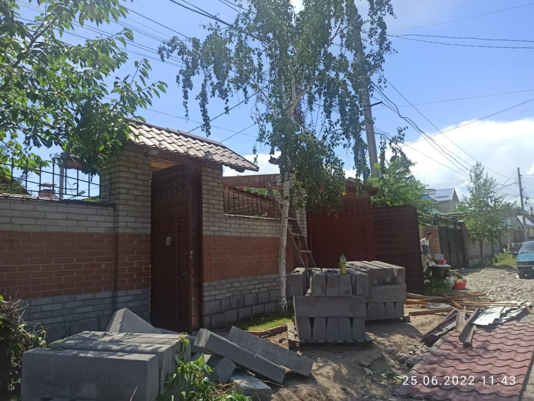 На улице Шукурова жители убирают заборы, мешающие ремонту дороги