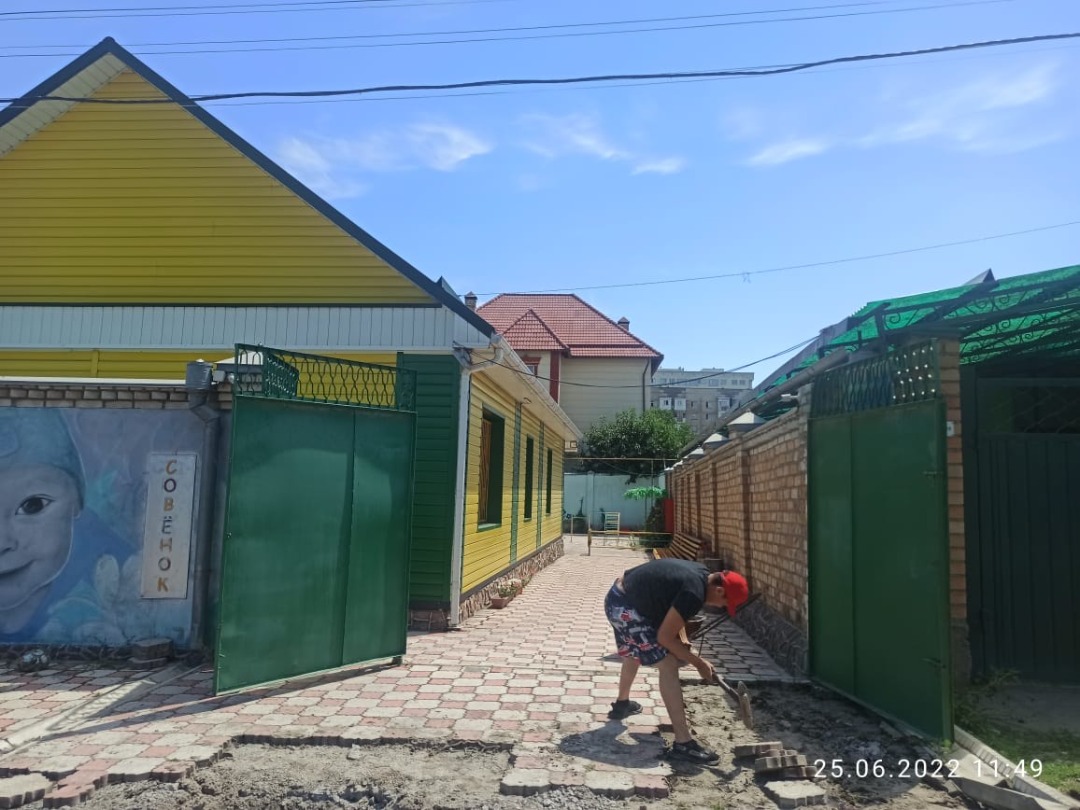 На улице Шукурова жители убирают заборы, мешающие ремонту дороги