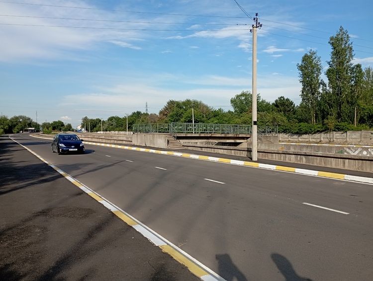 Старый мост убирать не стали. Но зебру не нанесли, чтобы к нему перейти дорогу