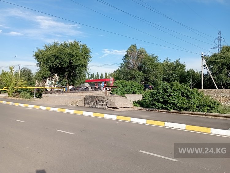 Колодец, через который вода подает в Ботсад, никак не огорожен