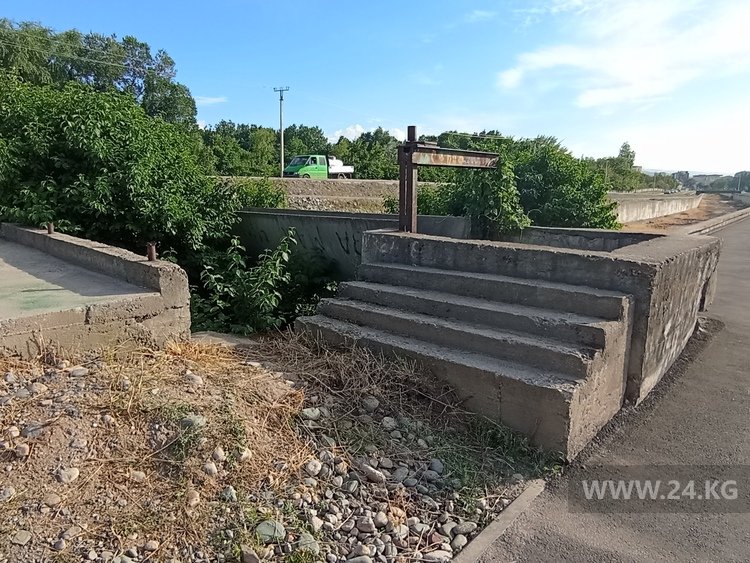 Колодец, через который вода подает в Ботсад, никак не огорожен