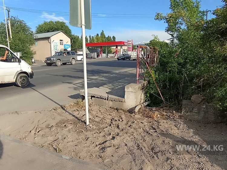 На улице 7 Апреля вообще о пешеходах забыли. Тротуара здесь нет