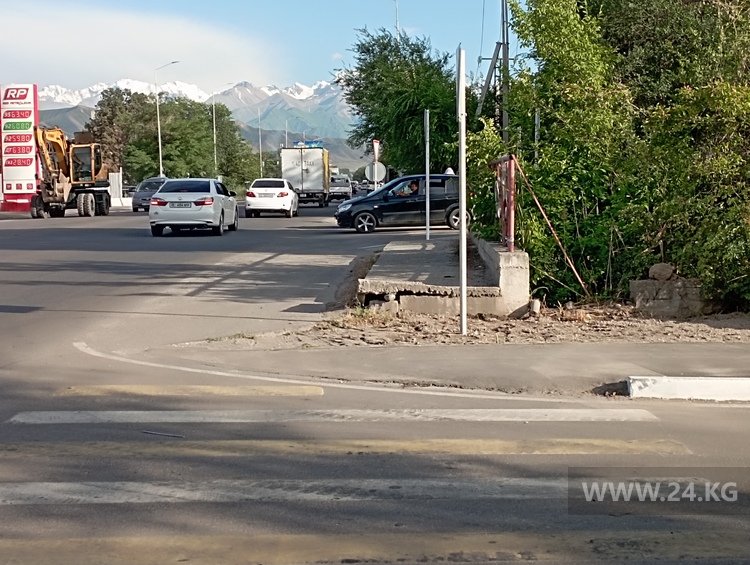 На улице 7 Апреля вообще о пешеходах забыли. Тротуара здесь нет