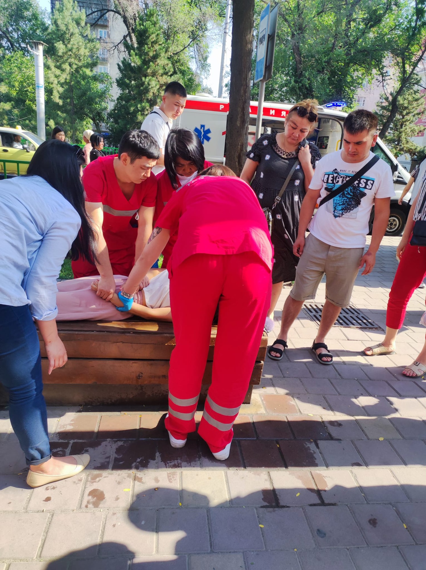 Врачи скорой помощи оказали пострадавшей помощь