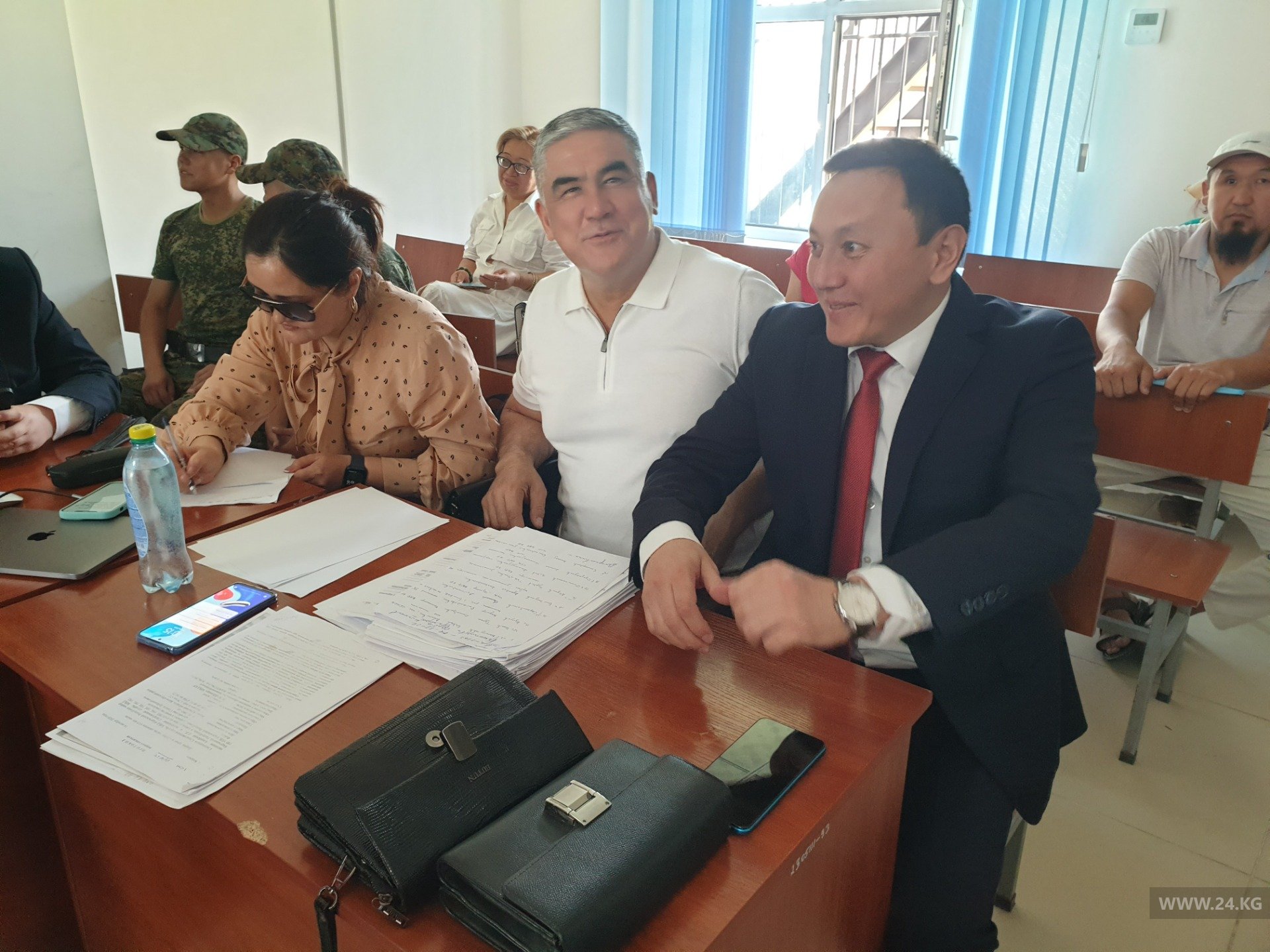 Обвиняемые по делу о беспорядках в октябре 2020 года Жениш Молдокматов (справа), Курсан Асанов (в центре)