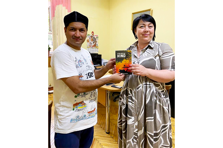 Муджиб Джайхун подарил свою книгу библиотеке имени Баялинова