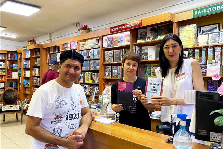 Муджиб Джайхун в одном из книжных магазинов