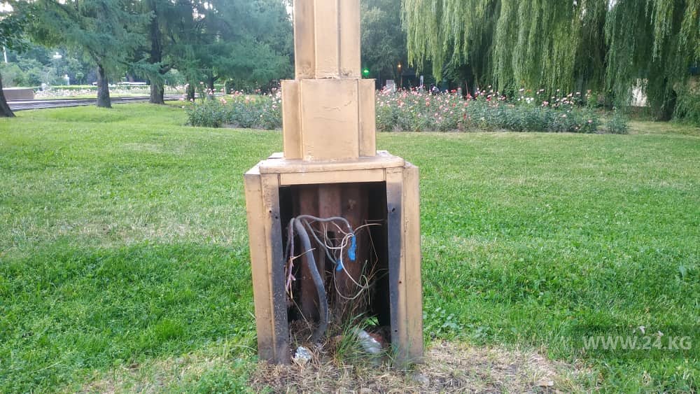Опасные столбы в Бишкеке