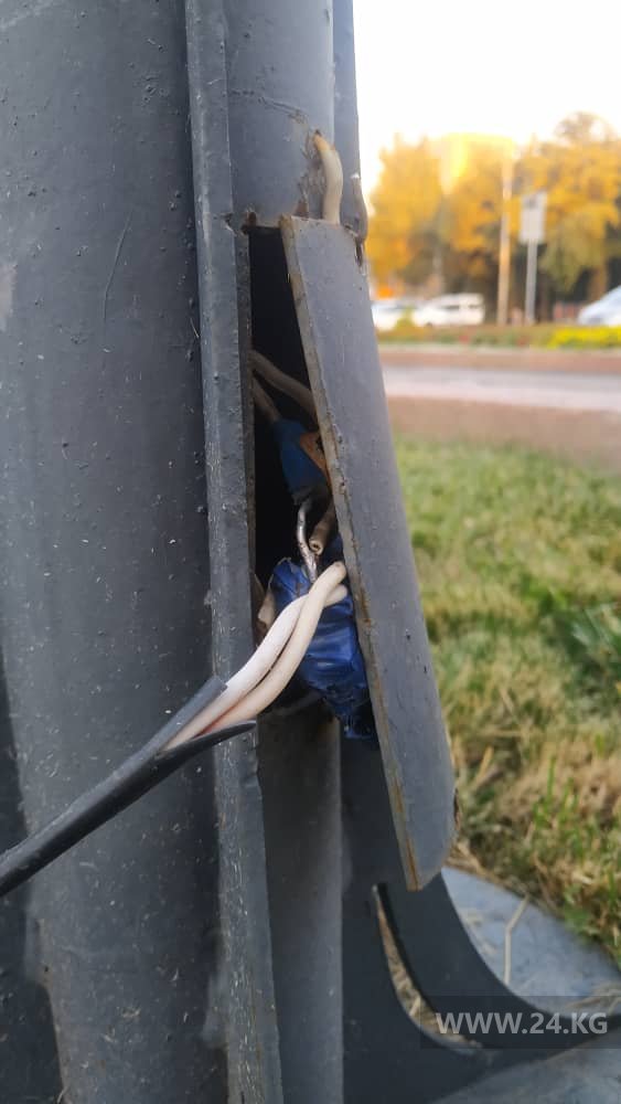 Опасные столбы в Бишкеке