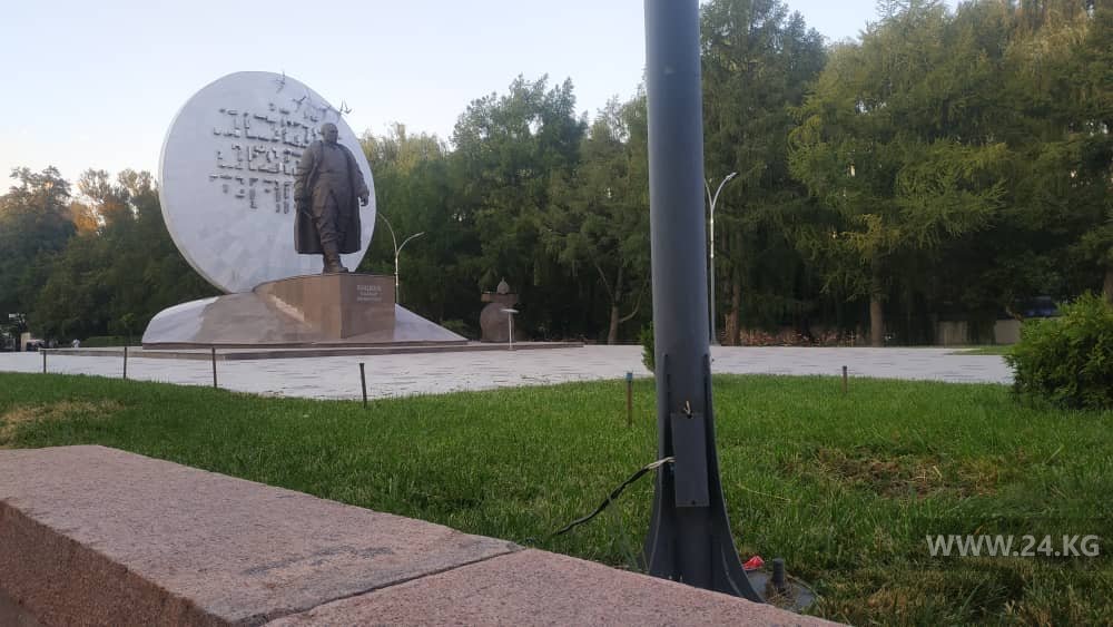 Опасные столбы в Бишкеке