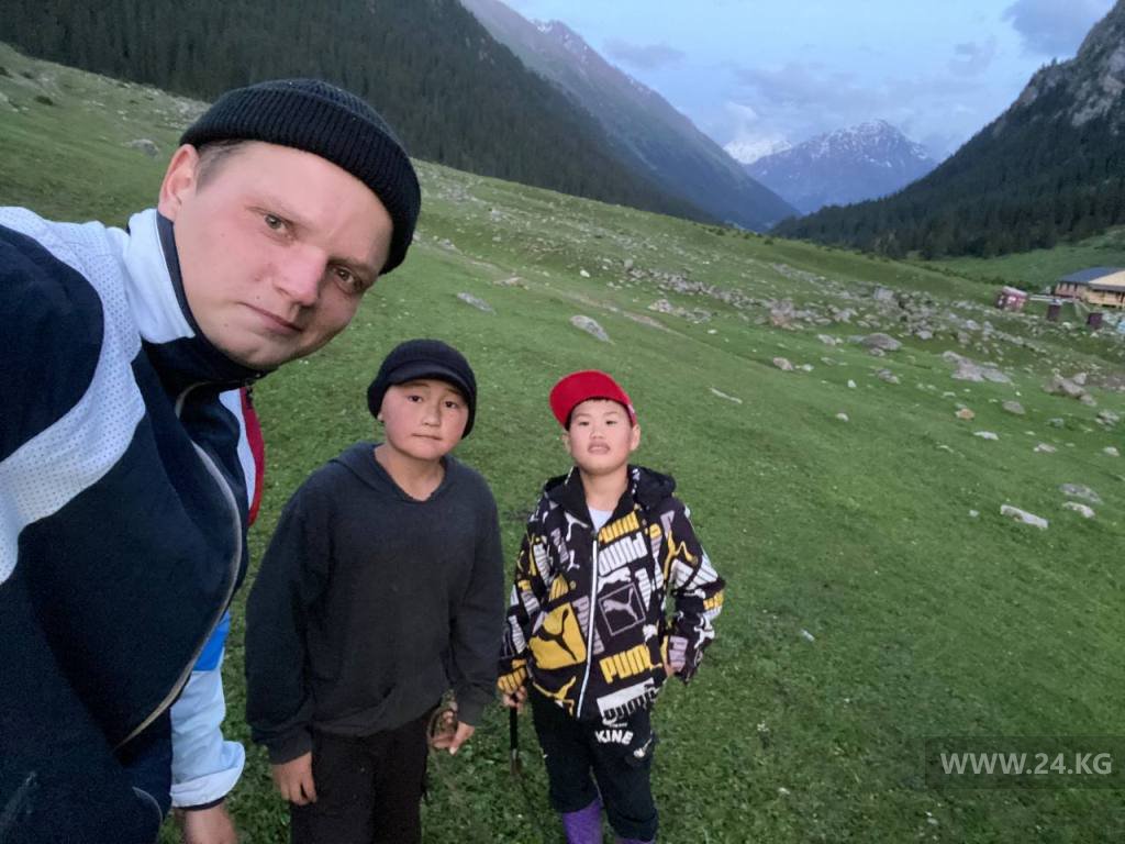 Дмитрий Путевник на высокогорном пастбище. Фото на память с детьми чабана