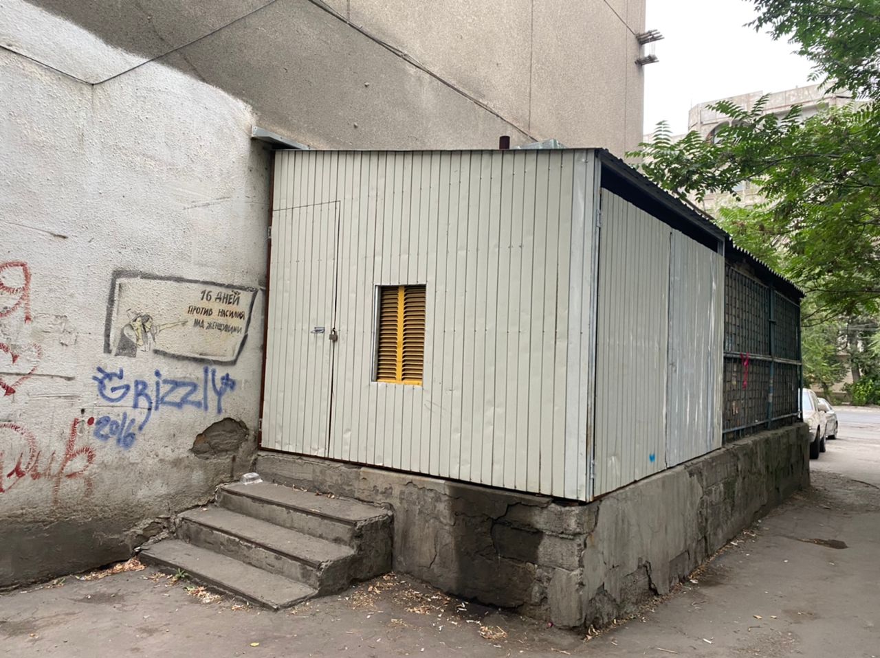 В Бишкеке к жилому дому пристроили шумный генератор для электричества