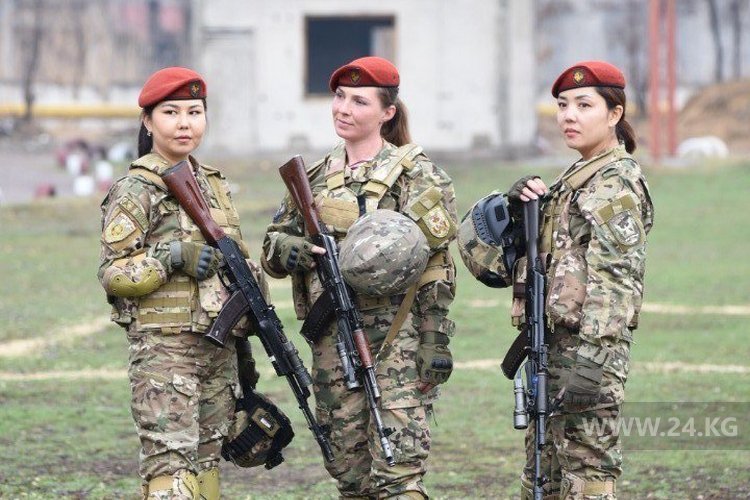 Наталья Силина (на фото в центре) во время службы во внутренних войсках