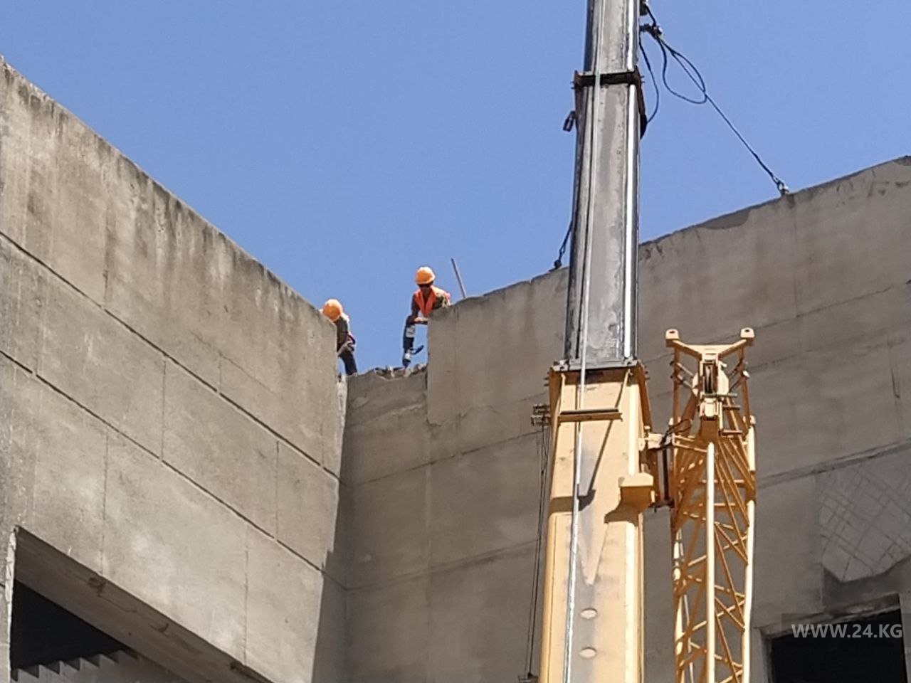 В Бишкеке начался снос сгоревшего здания Генпрокуратуры