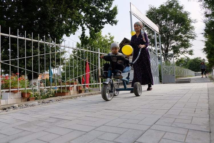 Тротуаром активно пользуются местные жители