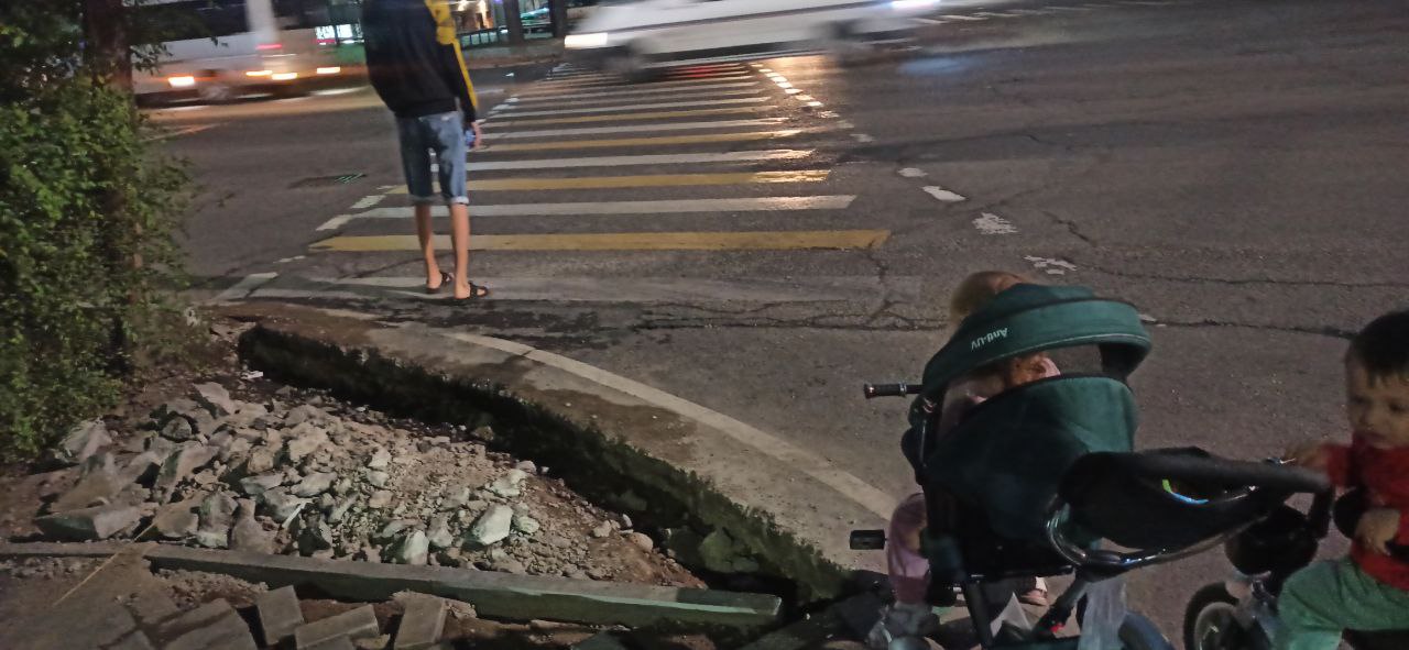 Горожанка жалуется на незаконченный тротуар