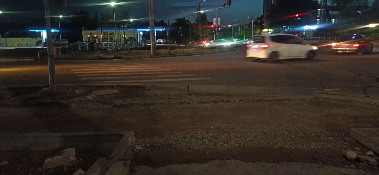 Горожанка жалуется на незаконченный тротуар