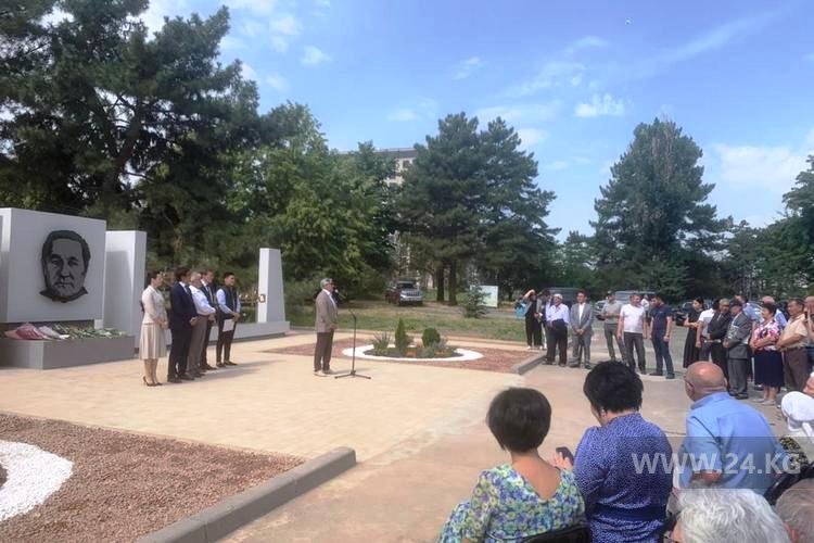Церемония открытия стелы Энверу Гарееву