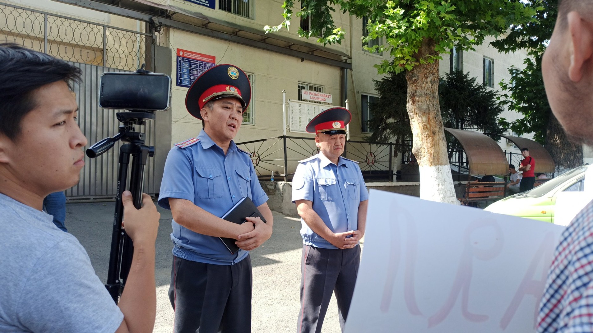 Акция против насилия в отношении детей и женщин в Оше