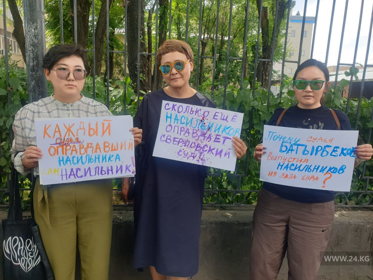 У здания суда проходит митинг