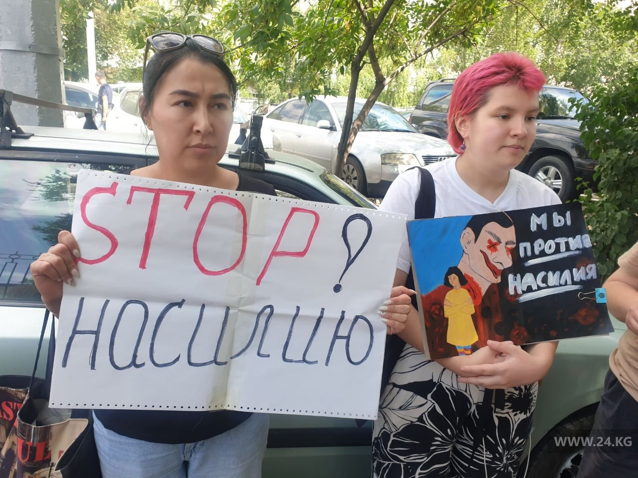 У здания суда проходит митинг