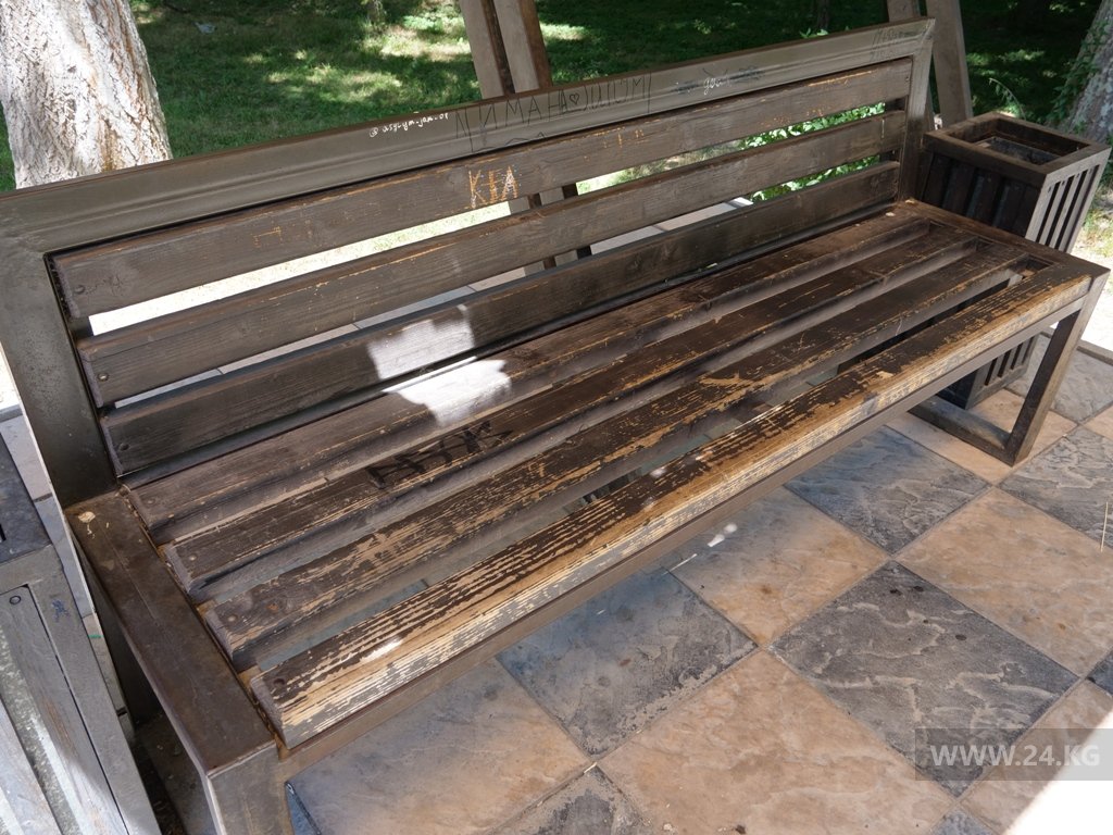Скамейки не обновляли со дня их установки