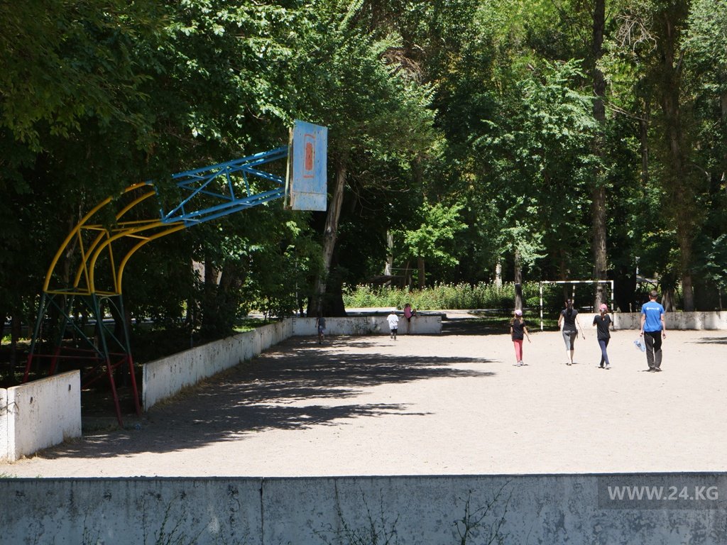 Спортивная площадка в глубине парка