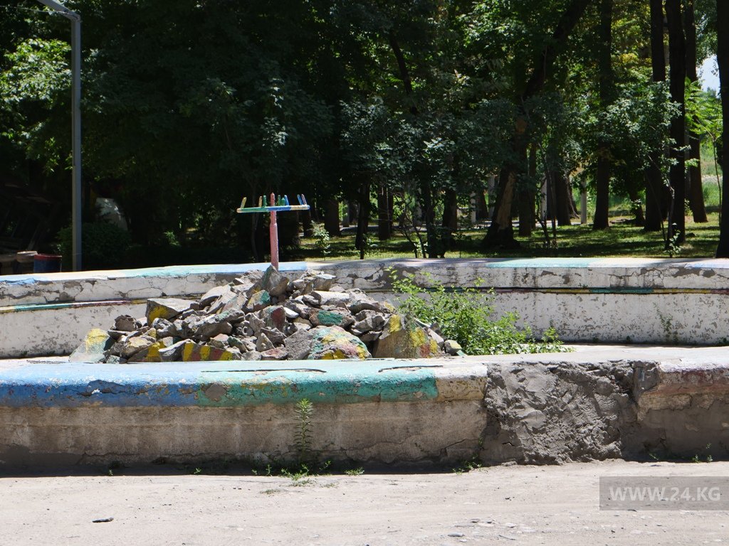 Фонтан на аллее рассыпается на глазах