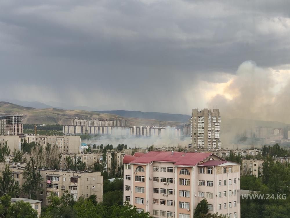 В парке «Ынтымак» горит сухая трава