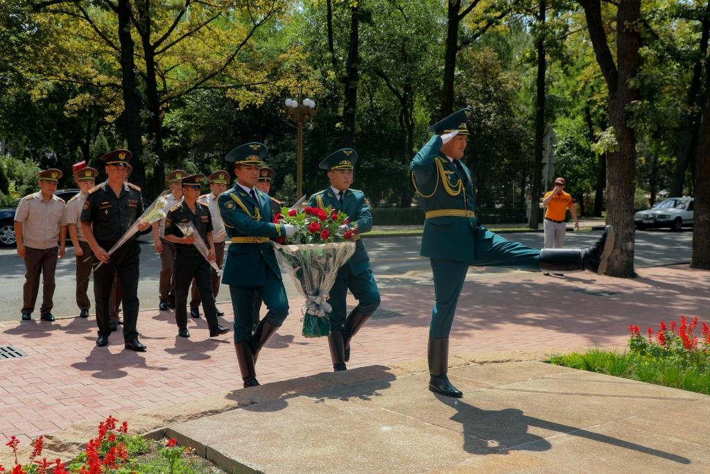 В Бишкеке возложили венки к памятнику генерал-майору Ивану Панфилову