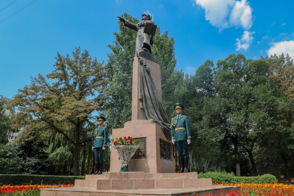 В Бишкеке возложили венки к памятнику генерал-майору Ивану Панфилову