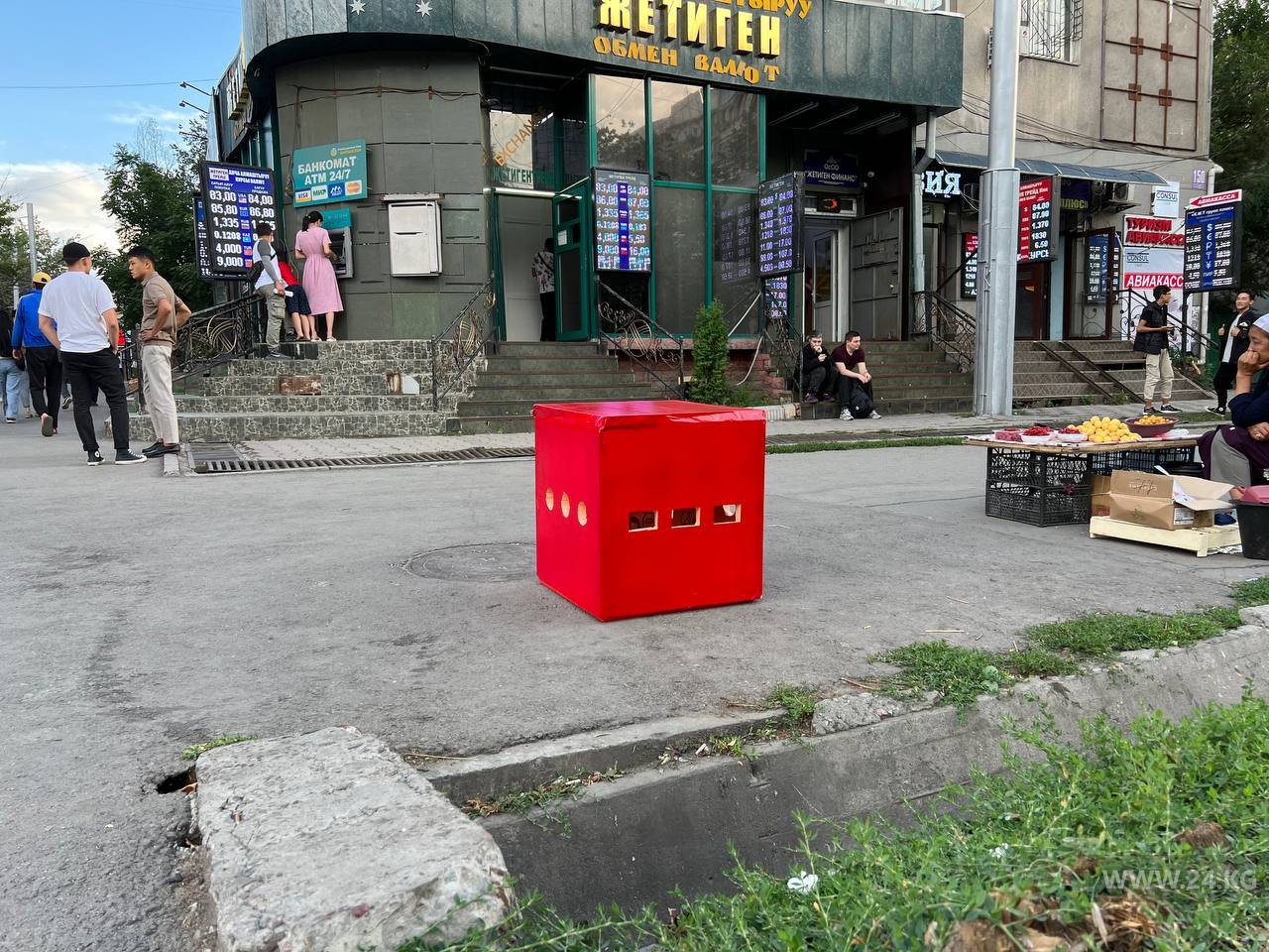 Арт-интервенция против насилия в Бишкеке