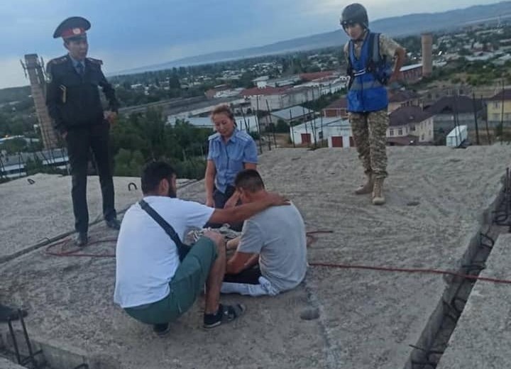В Токмаке мужчина порезал себе вены и хотел спрыгнуть с девятого этажа