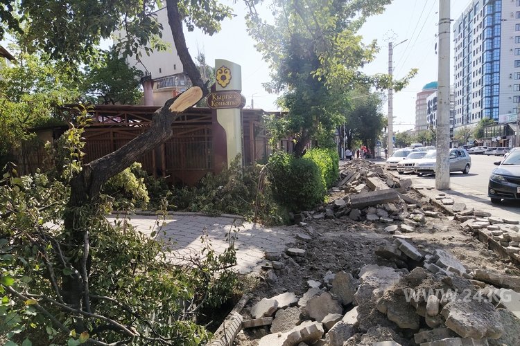 Тротуар на пересечении улиц Ахунбаева и Шакирова в Бишкеке