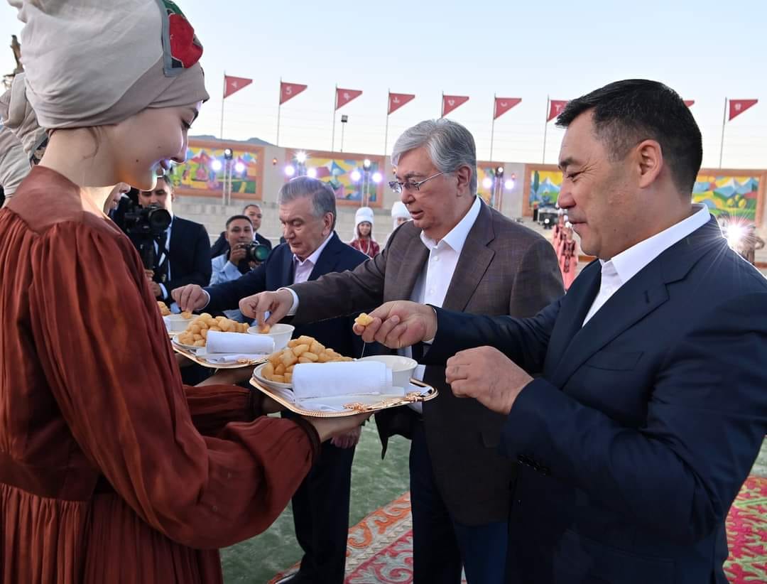 Девушки встречают глав государств ЦА