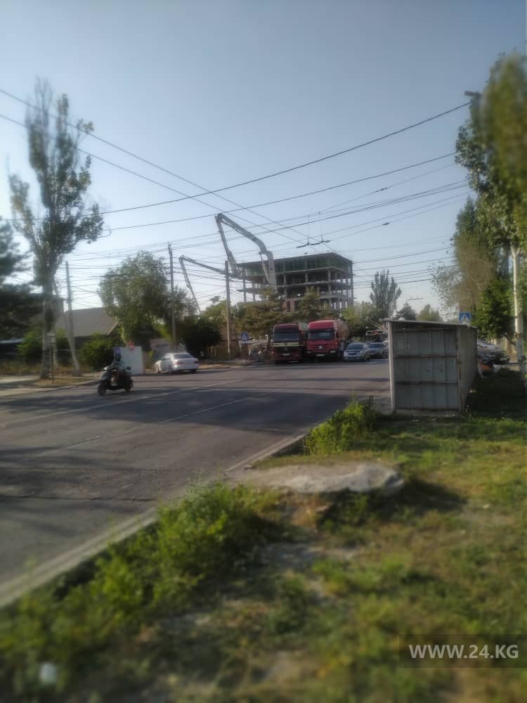 В Бишкеке перегородили улицу Юнусалиева