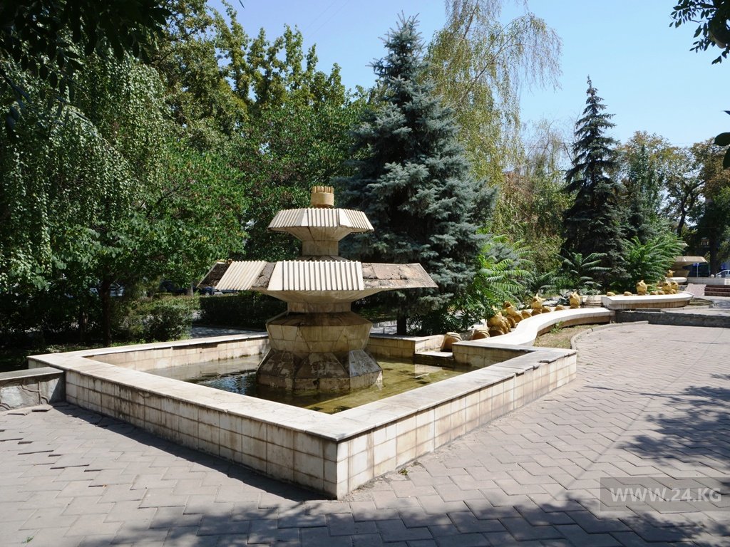 Сквер напротив Дома торговли