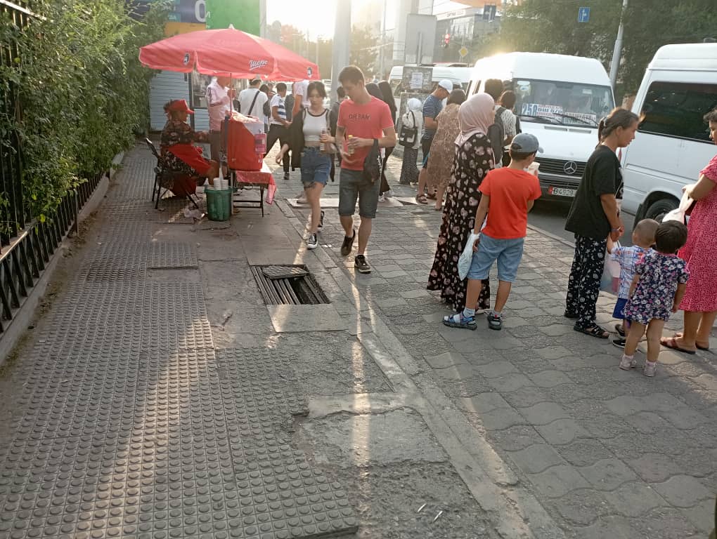 На плачевное состояние остановки жалуется бишкекчанин
