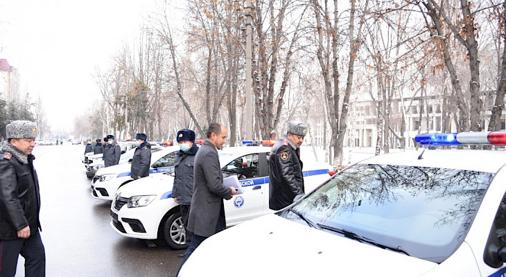 Улан Ниязбеков получает шесть машин от Кайрата Акматалиева