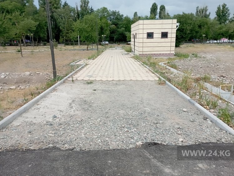 Так задумано? Разные покрытия на аллеях