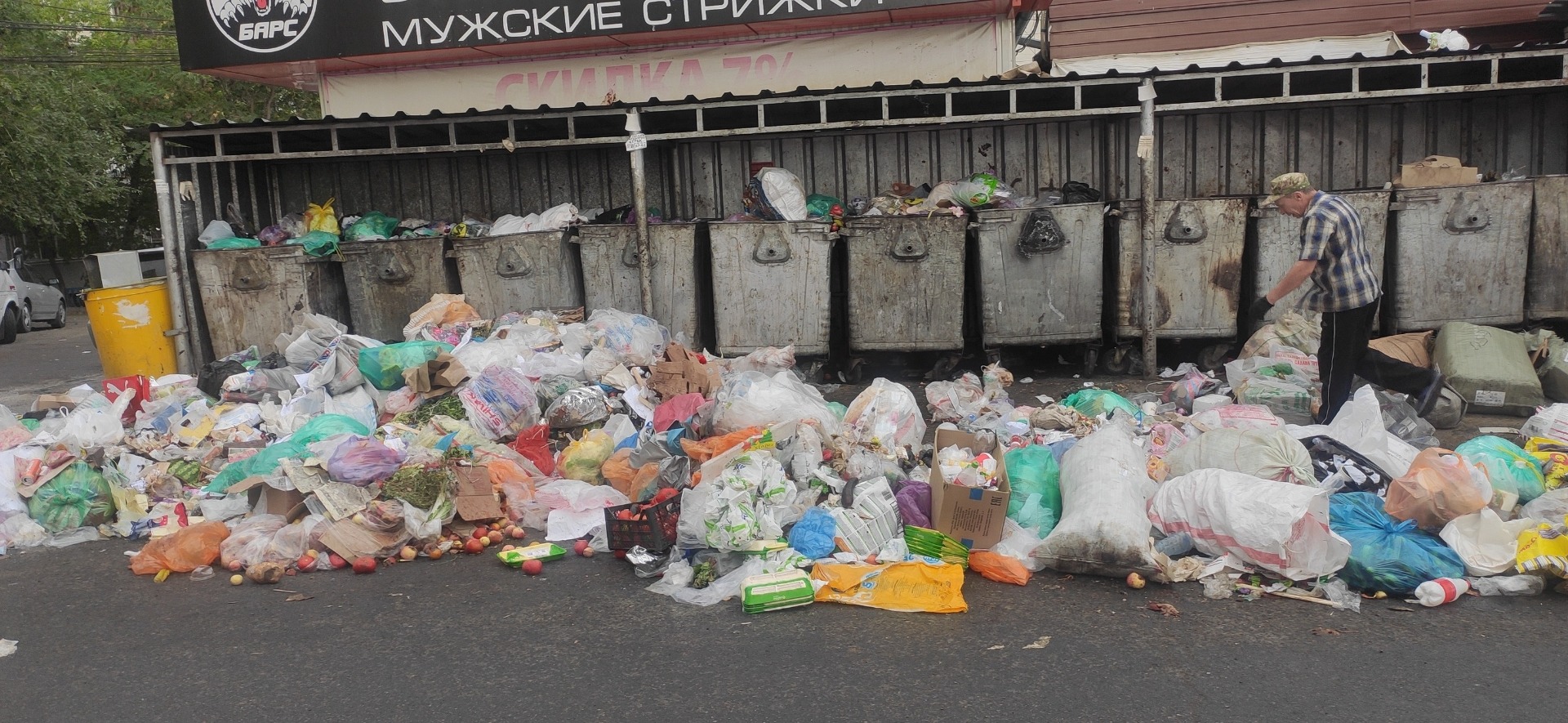 Контейнеры для мусора в 7-м микрорайоне Бишкека
