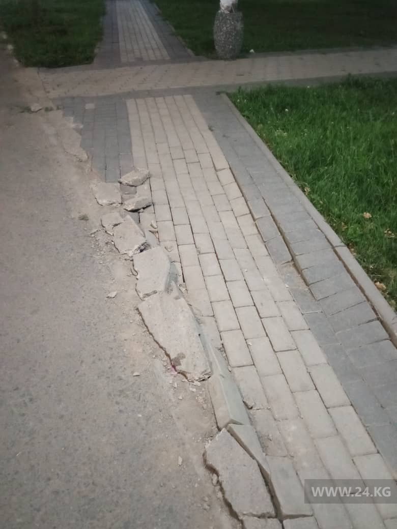 Одна из аллей сквера в микрорайоне «Тунгуч»