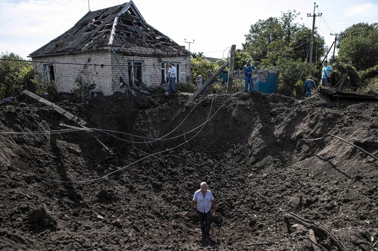 Воронка от попадания российского снаряда в одном из сел Запорожской области
