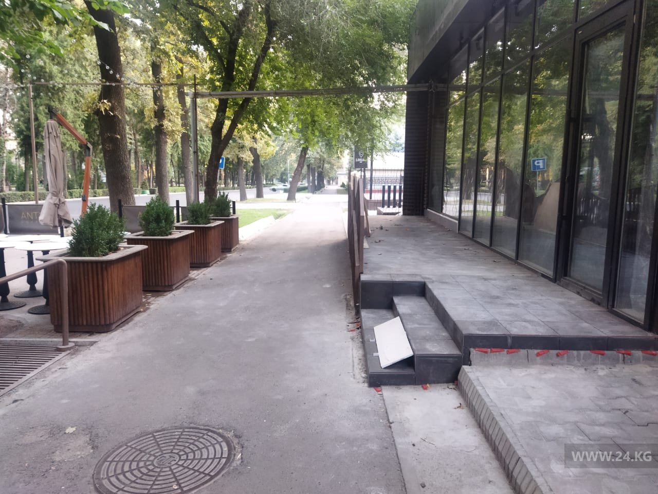 Тротуар на бульваре Эркиндик