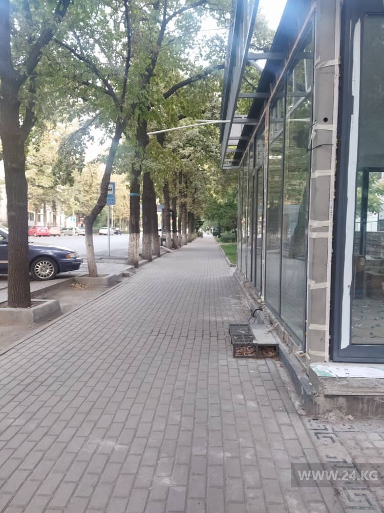Тротуар на пересечении улиц Токтогула и Тыныстанова