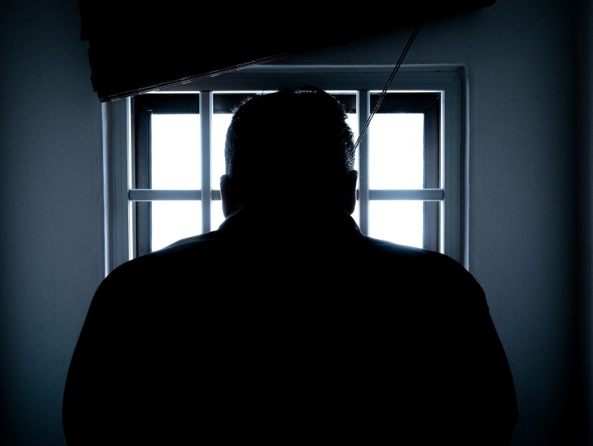 На скамье подсудимых по событиям в Кой-Таше вместе с Алмазбеком Атамбаевым оказались 20 человек