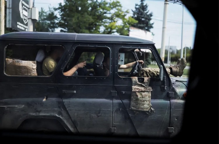 Украинские военнослужащие в машине с разбитыми окнами в Краматорске