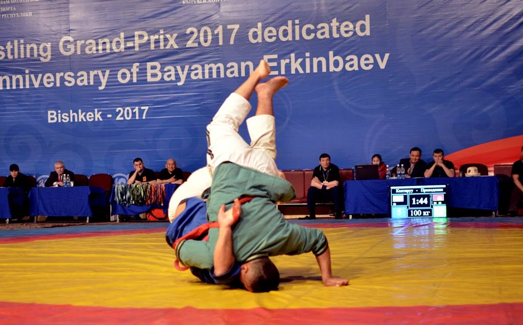 Схватка в рамках международного турнира по борьбе алыш