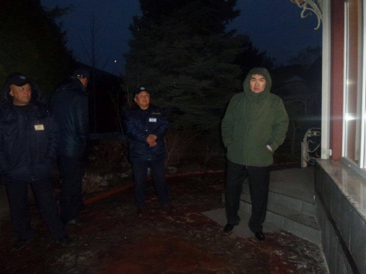 Сотрудники ГСБЭП у дома Александра Кима